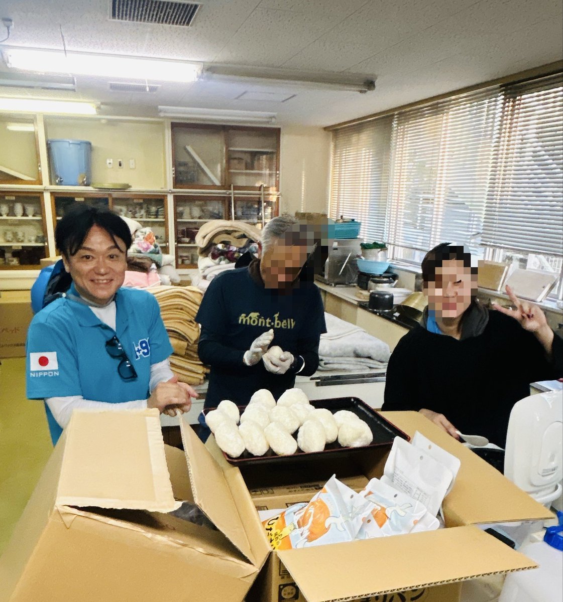 moriken0119's tweet photo. 「4日間パンしか食べてないので、お米が本当においしい」

それでも、皆さん１個ずつしかとっていかないんです🍙

もう１ついかがですか？と差し上げても——
「私は1個で十分。まだたくさんおるけん。」
皆で少しずつ分け合おう、皆さん、そう言うんです。

困ったときにこそ、助け合う日本人。
——私もそうでありたい。
日本人として本当に誇りに思います。