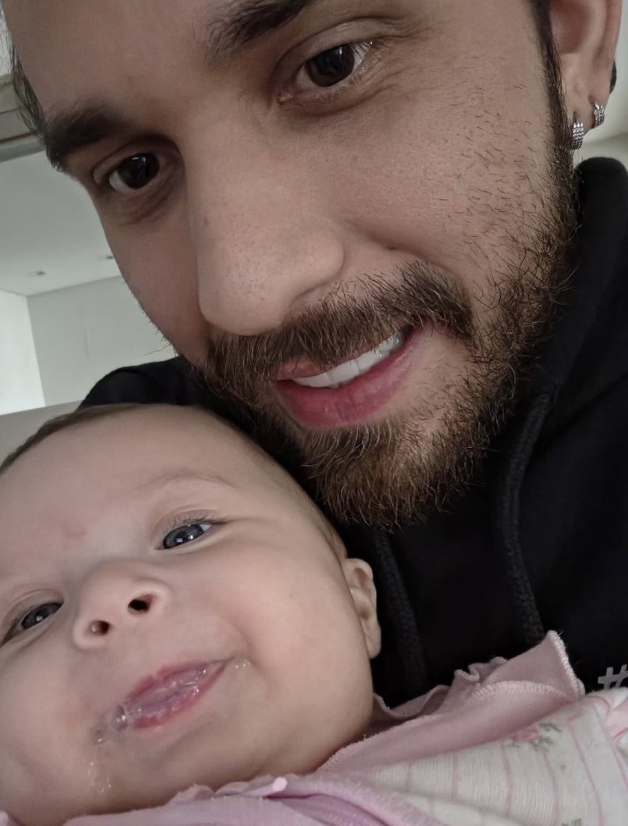 titadogm's tweet photo. Certeza que ele tirou essa foto pra mostrar no grupo da família quando lhe perguntaram se ela estava inteira, no dia em que ele ficou a cuidar dela e a resposta foi: Aqui, ó… Tio ama, tio cuida 😋🤣 https://t.co/w9xmDCrwt7