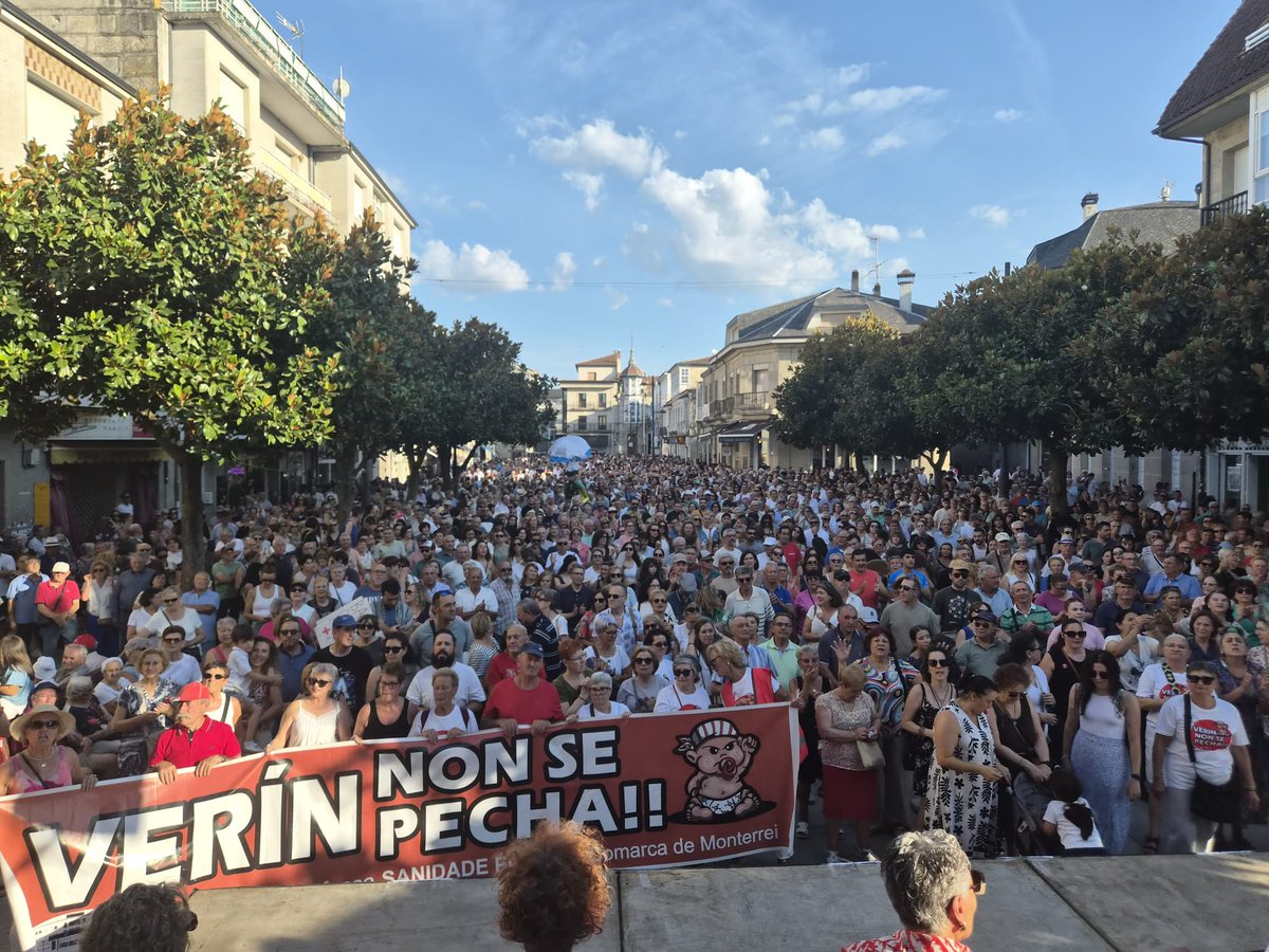 galizaCIG's tweet photo. 🏥Clamor masivo en Verín por unha sanidade pública de calidade, próxima e sen esperas
📣Arredor de 12.000 persoas participaron na manifestación deste sábado contra a perda de servizos e  profesionais na comarca e exixir solucións urxentes á Consellaría e a  Xerencia da área sanitaria

ℹ️ https://t.co/EPlfQrCAGO