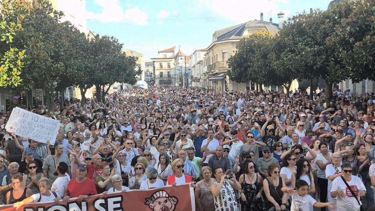 galizaCIG's tweet photo. 🏥Clamor masivo en Verín por unha sanidade pública de calidade, próxima e sen esperas
📣Arredor de 12.000 persoas participaron na manifestación deste sábado contra a perda de servizos e  profesionais na comarca e exixir solucións urxentes á Consellaría e a  Xerencia da área sanitaria

ℹ️ https://t.co/EPlfQrCAGO