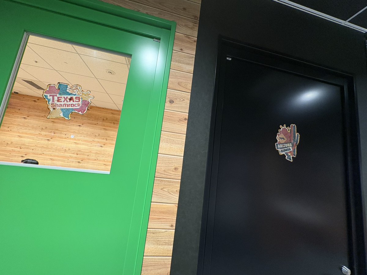 kento_RouteZero's tweet photo. 大阪本社に入るとすぐに行先を示してくれるような看板が立っていて、その先には

『ARIZONA』
『TEXAS』
『ST.LOUIS』
『CALIFORNIA』

会議室の名前は、会社名の由来になったRoute66沿いの街。ヴィスさんと何度も打ち合わせを重ねて、このデザインに。

色んな人のキャリアが交差する
この場所で起こった事がきっかけに人生が変わる人がいたり
人が集まる場所でもあってほしい。

って柴田が言ってました。
先週金曜日もエンジニアが業務終わりに集まってBarルートゼロが開かれていたらしい🍻
