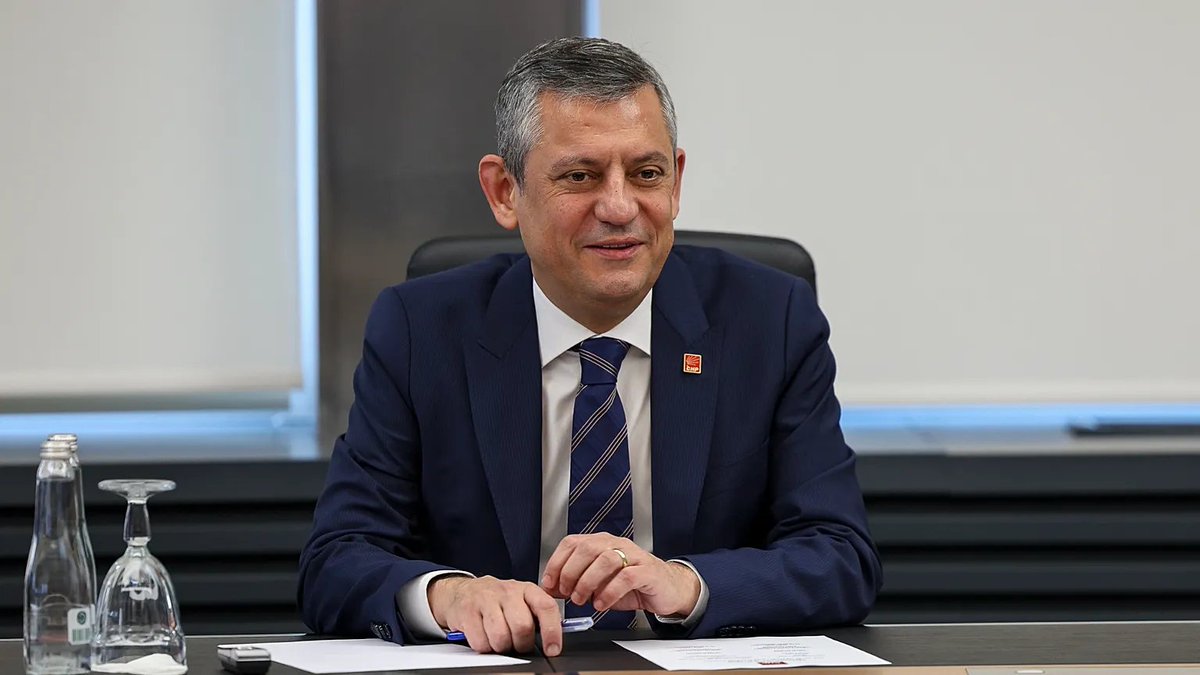daktilock's tweet photo. Özgür Özel:    

"Ben vakit namazı kılmam. Cuma namazını kılarım, bayram namazını kaçırmam." https://t.co/MykzolX1A5