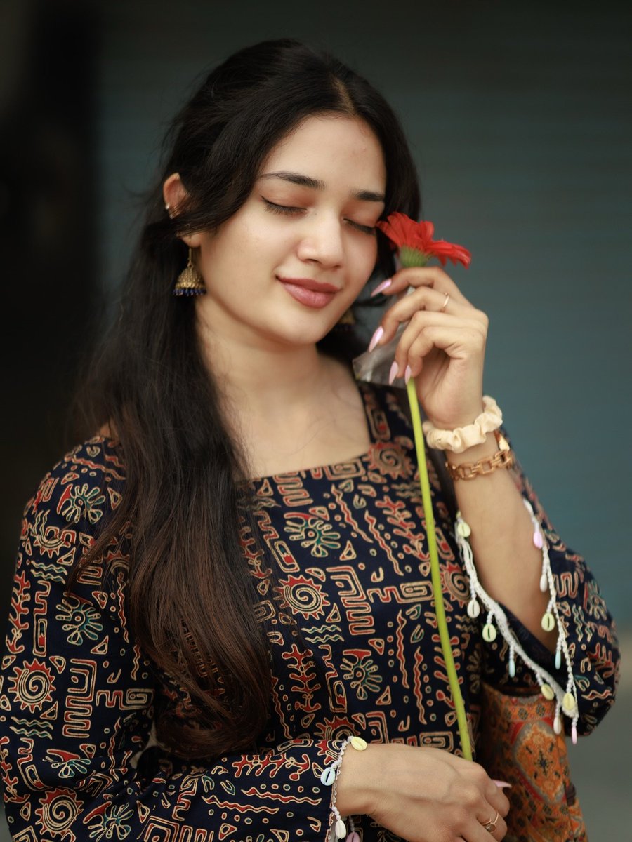 SatzFollowing's tweet photo. Following No 08

Minmini thugale
Minnalin magale
En vizhi pookkum
Un azhage

#kayadulohar #keerthy #Samantha #pooja #thamizhselvi #aishu #priya #tamilgirls #tamilactress https://t.co/T4Fgkb2tpx