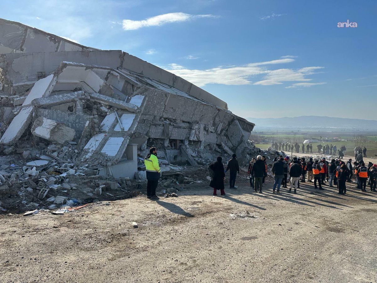 MehmetOflaz06's tweet photo. Depremde 42 kişi ölmüştü: Bad-ı Saba Konutları davasının tek tutuklu sanığı müteahhit Şahin Avşaroğlu'na tahliye kararı

Kahramanmaraş'ta 6 Şubat depremlerinde 42 kişinin yaşamını yitirdiği Bad-ı Saba Konutları davasının tek tutuklu sanığı olan müteahhit Şahin Avşaroğlu'nun konutu terk etmemek ve yurt dışına çıkış yasağıyla tahliyesine karar verildi.

Depremde 3 çocuğu ile annesini kaybeden Nuri Gülçin, "Onca delil, onca bilgi ve belgeye rağmen, üstelik bilirkişi raporunda açıkça kusurlu görülmesine rağmen, 42 kişinin katili nasıl tahliye edilir, aklımız almıyor. AKP'nin ilçe başkanı olursa demek ki oluyormuş" dedi.

https://t.co/xC76l9mh15