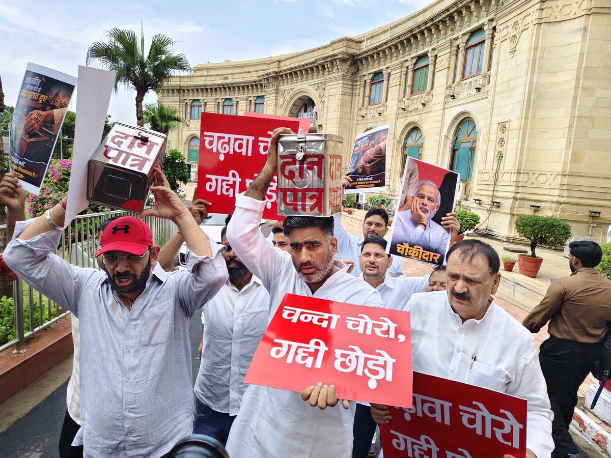BSonujan's tweet photo. विधानसभा के मानसून सत्र में चंदा चोरी को लेकर समाजवादी पार्टी के विधायकों का धरना
@samajwadiparty https://t.co/ftmmabxWXJ