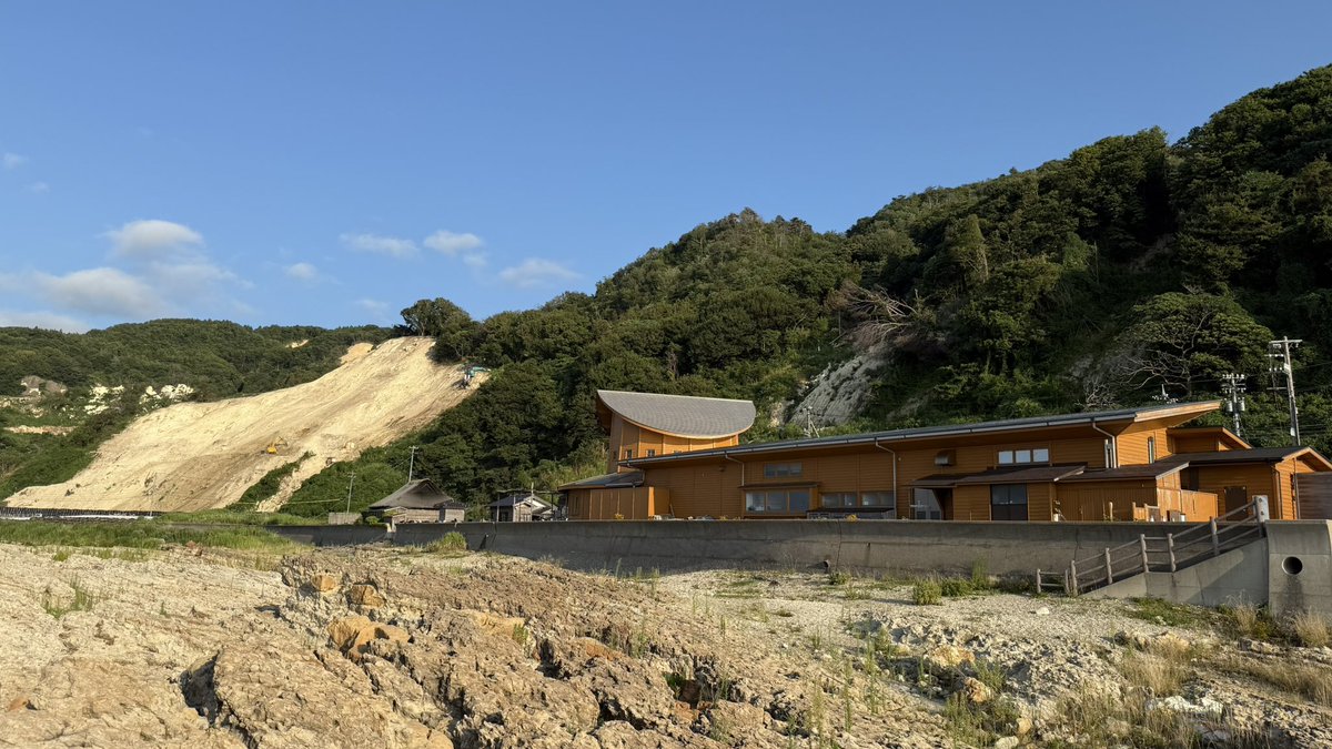 kachojong's tweet photo. こんにちは、道の駅大好きマン(ry
道の駅すず塩田村にやって来ました🧂
営業時間は終わってるけど、景色を観にね😁
地震の影響かはわからないけど、山肌が削り取られたかのごとく、崩れ落ちてるね……
さて、日本海側に回ってきて、最高の今日の締めくくりの絶景を観に行きますわよ😉
#kacho旅 https://t.co/7g1TPtHlwN