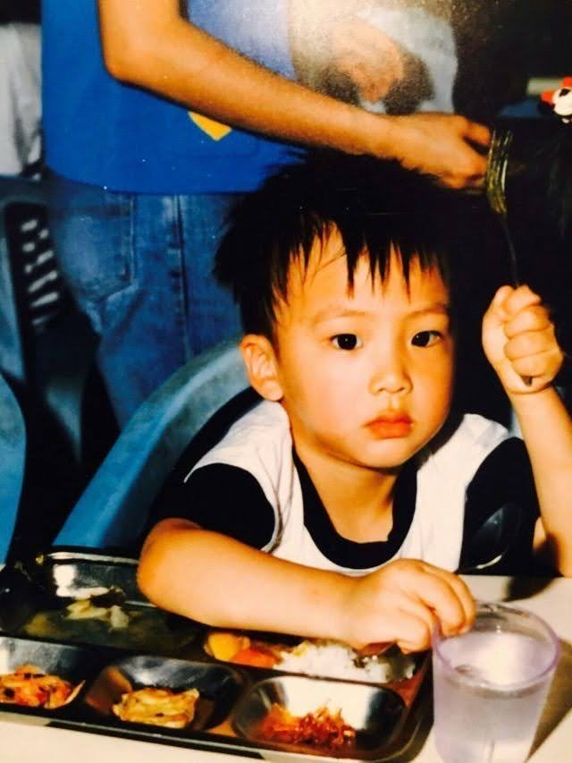 namujjinie's tweet photo. Seokjin holding fork then and now https://t.co/33L4lPF6Go