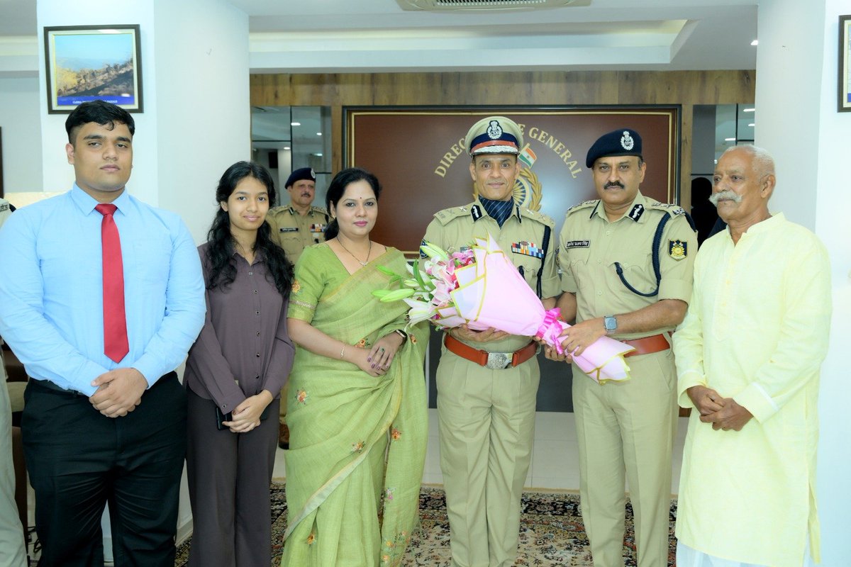 crpfindia's tweet photo. Well-deserved promotion! 

​DG @crpfindia Shri @gpsinghips pipped the rank of Inspector General on Shri Dinesh Pratap Upadhyay, DIG, CoBRA Sector, at the CRPF Directorate in the presence of senior officers.
​Belonging to the 22nd DAGO batch, Shri Upadhyay is known for his dedicated service, leadership, and unwavering professionalism.

​DG CRPF and all ranks congratulate him and wish him continued success in his new role!

#NationFirst
#Vandematram150 
#MissionNaxalMuktBharat2026
@crpf_j
@CentralZoneCrpf
@northeast_zone
@southzone_hyd