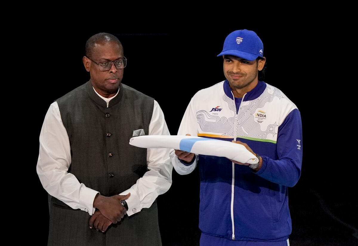 hey_rohit045's tweet photo. Neeraj Chopra recieving the Commonwealth Games flag as India will host the event in 2030 🇮🇳

- A Proud moment for the GOAT 🐐🫡 https://t.co/j3rNgX5l2V