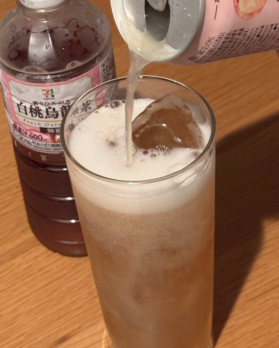 puniko___01's tweet photo. なんかセブンが白桃烏龍茶を再販＆タイミング良く桃サワーまで発売してくれてるので、また家で白桃烏龍サワーが飲み放題や〜〜〜！！！！ https://t.co/k5uG88sg2i