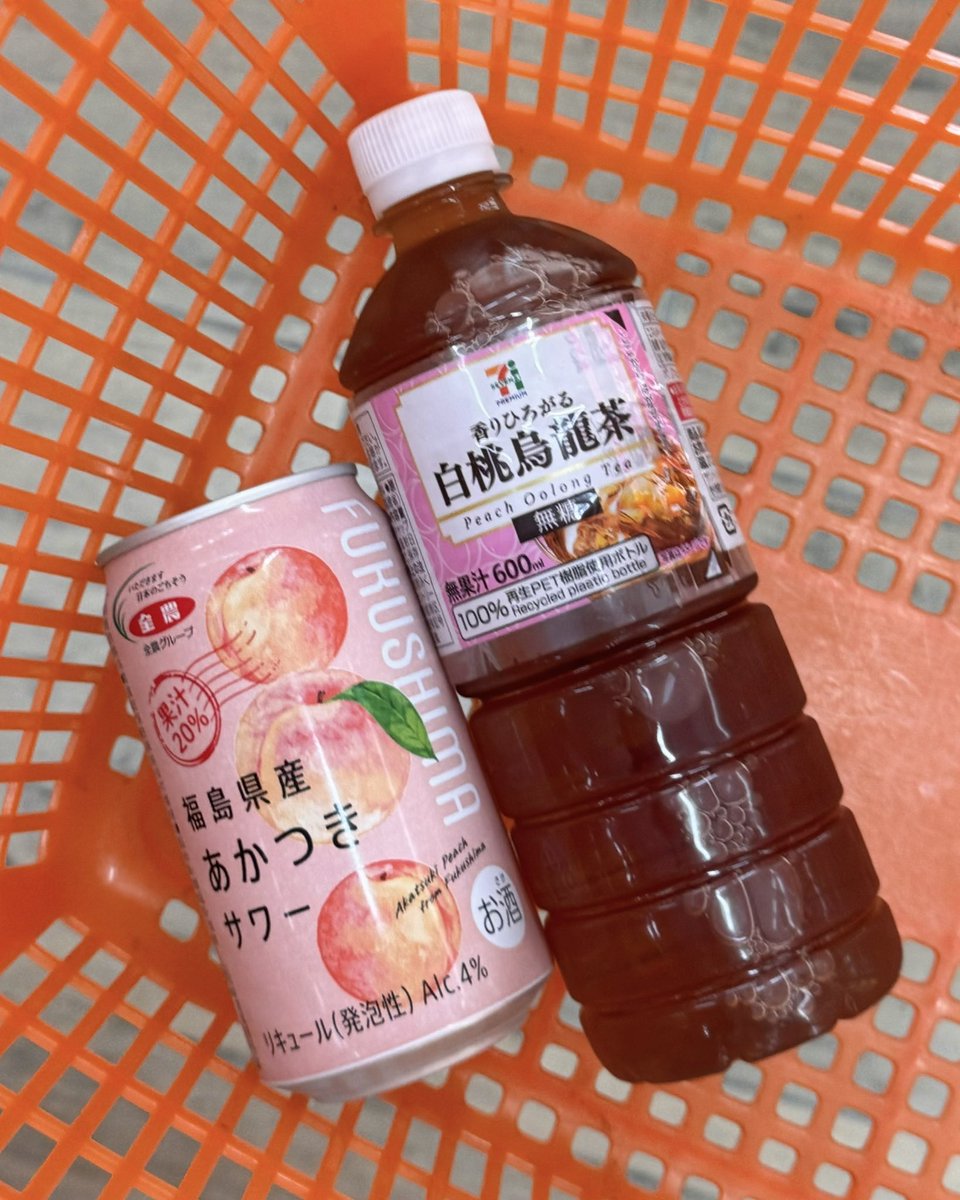puniko___01's tweet photo. なんかセブンが白桃烏龍茶を再販＆タイミング良く桃サワーまで発売してくれてるので、また家で白桃烏龍サワーが飲み放題や〜〜〜！！！！ https://t.co/k5uG88sg2i