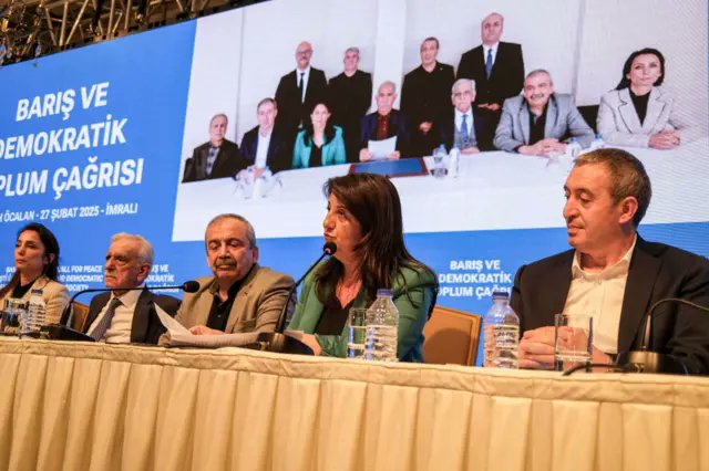 DerDorNews's tweet photo. SON DAKİKA

Abdullah Öcalan: Bu yasa ile tarihsel bir sorunu çözmek için yola çıkıyoruz. Negatif yaklaşmayı gerektiren bir durum yoktur

DEM Parti İmralı Heyeti, beklenen açıklamayı yaptı:

“DEM Parti İmralı Heyeti olarak, Sayın Abdullah Öcalan ile 2 Ağustos 2026 tarihinde bir görüşme gerçekleştirdik.

Sayın Öcalan’ın mesajları şöyledir:

Bin kilometrelik yol bir adımla başlar.

Bu yasa ile tarihsel bir sorunu çözmek için yola çıkıyoruz. En az Cumhuriyet’in kuruluşu kadar önemli olacak bir demokratikleşme sürecinin başlangıcındayız.

Cumhuriyet’in kuruluş sürecinde nasıl büyük bir emek ve fedakârlık ortaya konulduysa, şimdi de demokratik Cumhuriyet için aynı ciddiyetle çalışmak gerekiyor.

Bu yalnızca Kürtlerin veya bir kesimin değil, bu topraklarda herkesin ihtiyacıdır. Atılacak adım, ülkenin ve bölgenin kaderini etkileyecek; demokratik hukukun gelişmesinin, ekonomik olanakların büyümesinin önünü açacaktır. Bu, 86 milyon için yapılacak büyük bir hizmettir.

Toplumun örgütlülüğüyle tarihsel bir çıkış yapacağız. Bu adımın barışa ve ekonomiye devasa katkısı olacaktır.

Henüz her şey çözülmüş değildir. Ancak negatif yaklaşmayı gerektiren bir durum da yoktur. Önemli olan, bu adımın doğru anlaşılması ve herkesin sürecin başarısı için sorumluluk üstlenmesidir.

Siyasetin çıkaracağı yasa, bu sürecin önünü açacak anahtar niteliğindedir. Demokratik Cumhuriyet’e sonuna kadar kapı aralanmaktadır.”

DEM Parti İmralı Heyeti

3 Ağustos 2026"