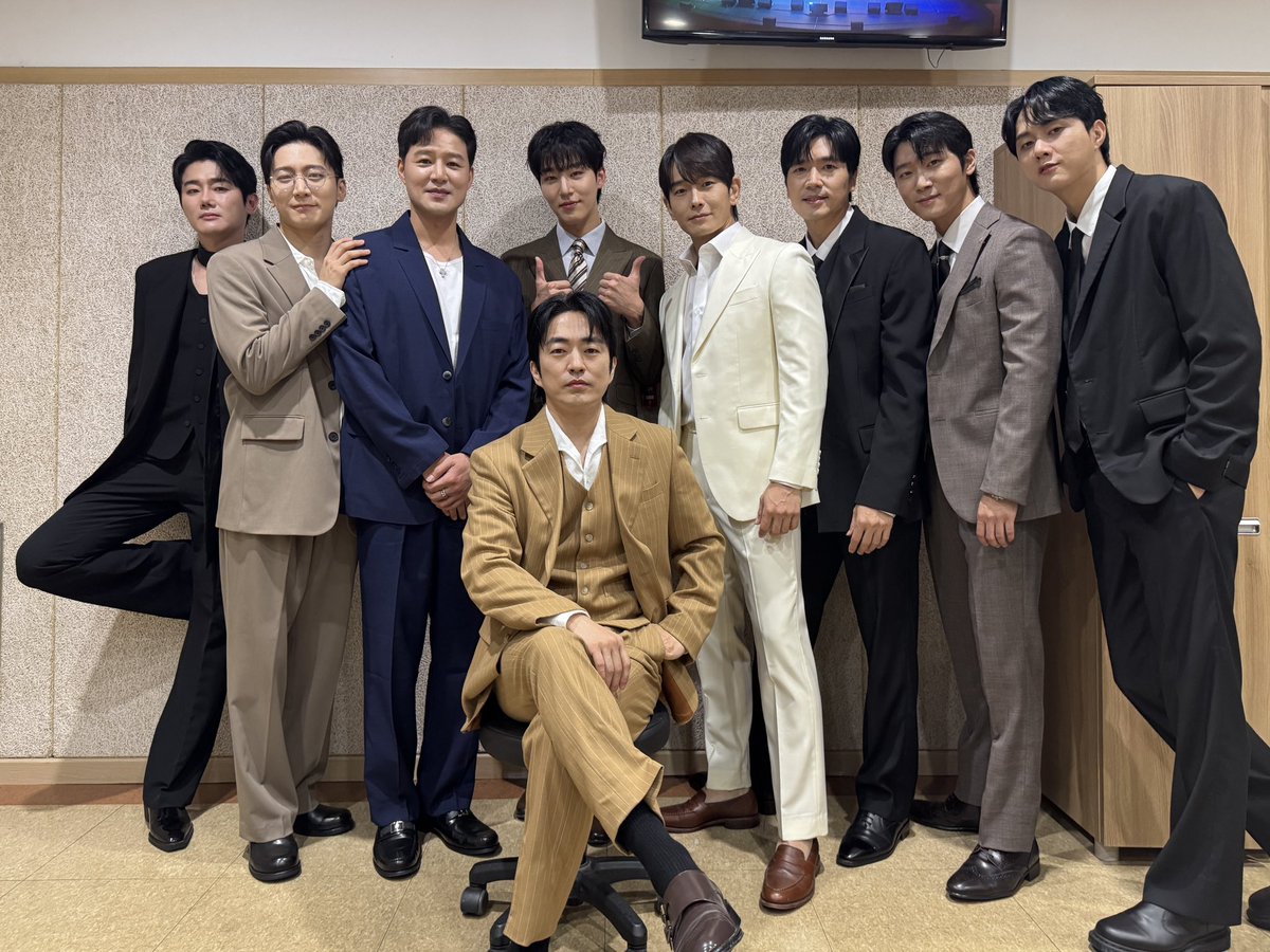 ysh0619's tweet photo. 월요일 낮☀️🔥
이 폭염에 귀한 발걸음 또 멀리서
응원해주신 분들 감사해요 정말. 
작품 잘 준비하라는 뜻으로 또 응원으로 알고
이번 사찬도 준비 잘해볼게요.
정말정말 좋은 월요일 보내시길💙 https://t.co/POMAshyjSt