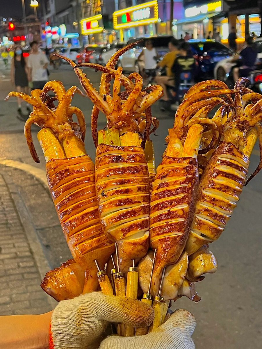 EliseSeverja's tweet photo. Crunchy hot fried squid skewers with spicy chili flakes, the perfect street-side snack to beat the midday heat! ， https://t.co/fpGq6jP1cL