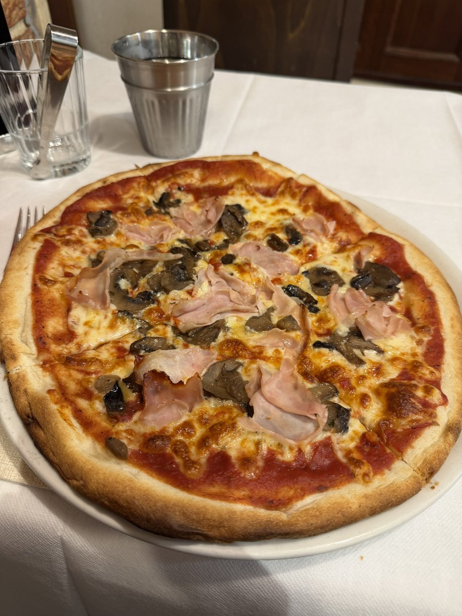 JWonggg's tweet photo. All the sudden I enjoy pizza now!!!! 

Delicious https://t.co/bQM3oho66j
