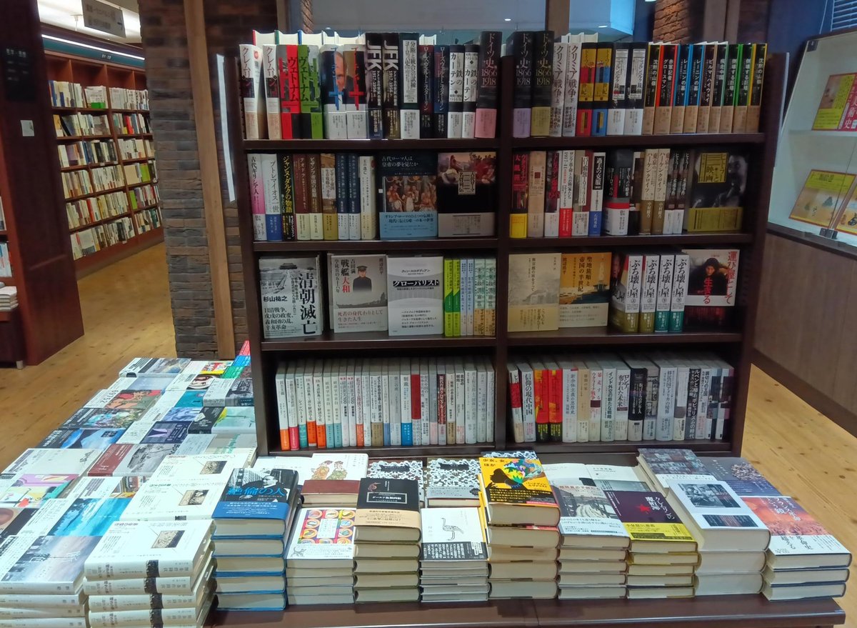 hakusuisha's tweet photo. 神保町の東京堂書店さんで「白水社バーゲンフェア」が始まりました。白水社のダメージ本を半額で販売しています。カバーのヨレ等多少の傷みはありますが、比較的きれいな本もあり、読んで頂くのに支障はございません。人気商品は完売の可能性もありますので、ぜひお早めにお立ち寄りください！ https://t.co/0yjm0lxhKB