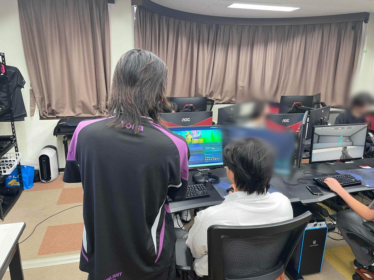 tbcoyama_es's tweet photo. #UNLIMIT Yona講師が
オープンキャンパスで特別授���をしてくださいました‼

#EWC でチームを優勝に導いたコーチからの授業で、みんな真剣に取り組んでいました👀

また、いつもお世話になっている学生から優勝の花束贈呈も行いました💐

#TBC小山校 #eスポーツ #APEXLegends https://t.co/wGHwBlCfze
