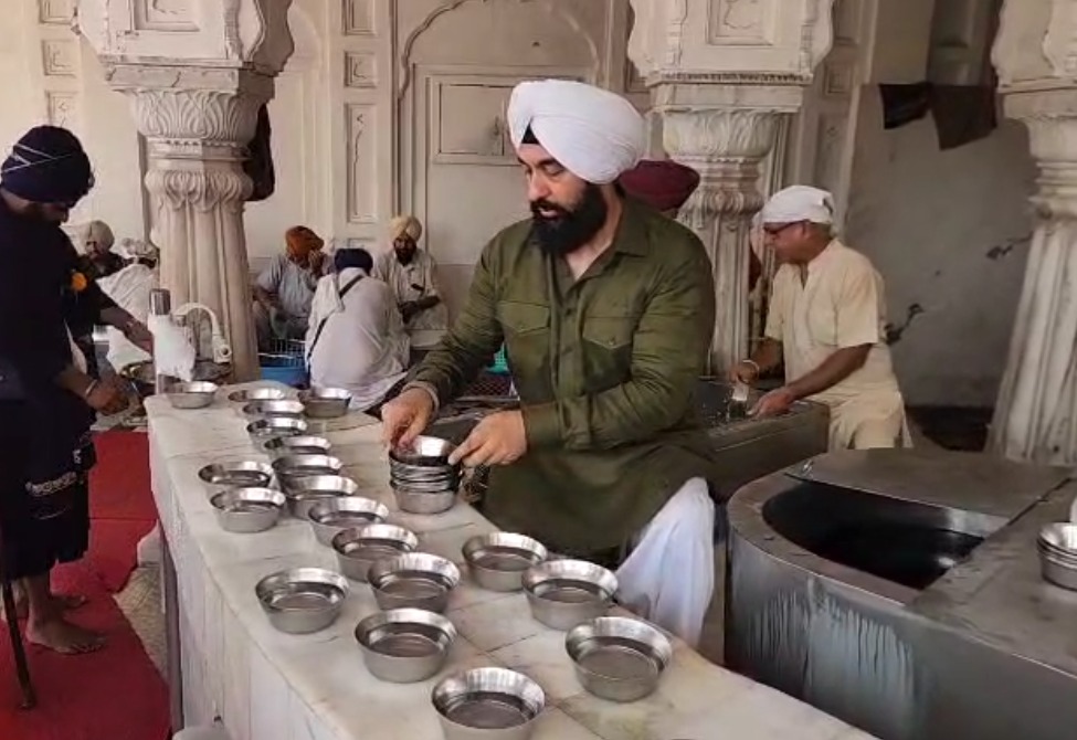 DailyPostPhh's tweet photo. ਸ੍ਰੀ ਦਰਬਾਰ ਸਾਹਿਬ ਵਿਖੇ ਨਤਮਸਤਕ ਹੋਈ ਫ਼ਿਲਮ 'ਦਿ ਗ੍ਰੇਟ ਪੰਜਾਬ ਰੋਬਰੀ' ਦੀ ਪੂਰੀ Starcast, ਫ਼ਿਲਮ ਦੀ ਕਾਮਯਾਬੀ ਲਈ ਕੀਤੀ ਅਰਦਾਸ
ਠੰਢੇ ਜਲ ਦੀ ਨਿਭਾਈ ਸੇਵਾ
#sridarbarsahib #StarCast #RajKundra #SEWA #DailypostTV https://t.co/CM9UOSCHva