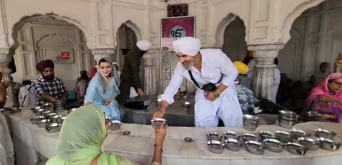 DailyPostPhh's tweet photo. ਸ੍ਰੀ ਦਰਬਾਰ ਸਾਹਿਬ ਵਿਖੇ ਨਤਮਸਤਕ ਹੋਈ ਫ਼ਿਲਮ 'ਦਿ ਗ੍ਰੇਟ ਪੰਜਾਬ ਰੋਬਰੀ' ਦੀ ਪੂਰੀ Starcast, ਫ਼ਿਲਮ ਦੀ ਕਾਮਯਾਬੀ ਲਈ ਕੀਤੀ ਅਰਦਾਸ
ਠੰਢੇ ਜਲ ਦੀ ਨਿਭਾਈ ਸੇਵਾ
#sridarbarsahib #StarCast #RajKundra #SEWA #DailypostTV https://t.co/CM9UOSCHva