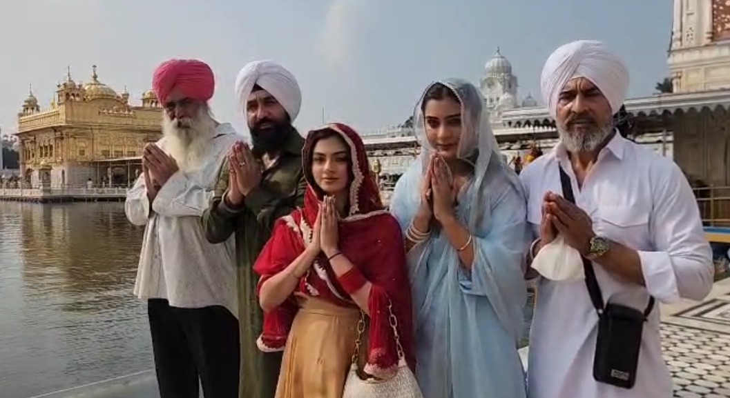 DailyPostPhh's tweet photo. ਸ੍ਰੀ ਦਰਬਾਰ ਸਾਹਿਬ ਵਿਖੇ ਨਤਮਸਤਕ ਹੋਈ ਫ਼ਿਲਮ 'ਦਿ ਗ੍ਰੇਟ ਪੰਜਾਬ ਰੋਬਰੀ' ਦੀ ਪੂਰੀ Starcast, ਫ਼ਿਲਮ ਦੀ ਕਾਮਯਾਬੀ ਲਈ ਕੀਤੀ ਅਰਦਾਸ
ਠੰਢੇ ਜਲ ਦੀ ਨਿਭਾਈ ਸੇਵਾ
#sridarbarsahib #StarCast #RajKundra #SEWA #DailypostTV https://t.co/CM9UOSCHva