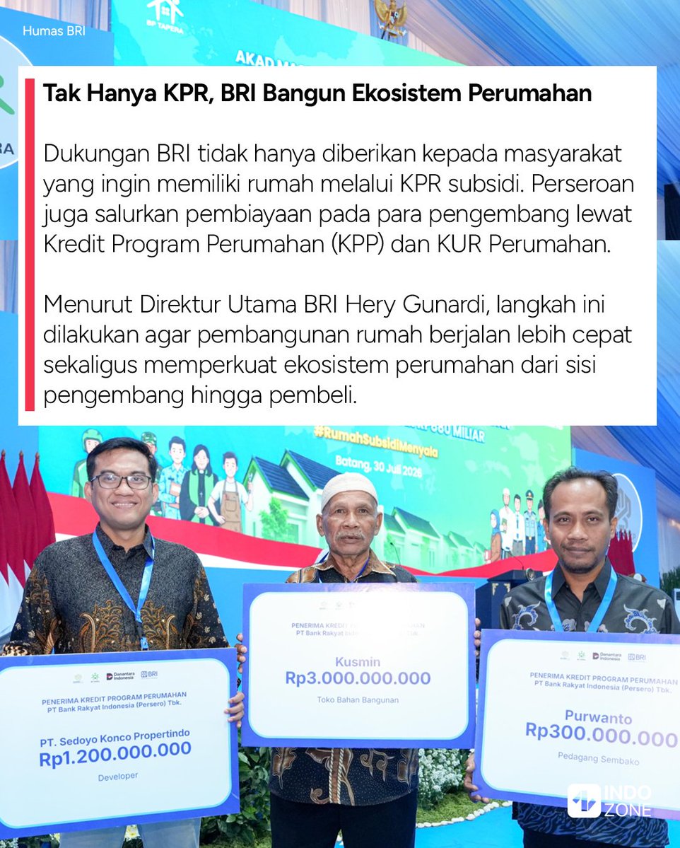 indozonemedia's tweet photo. Program 3 Juta Rumah menjadi salah satu upaya pemerintah untuk memperluas akses masyarakat terhadap hunian yang layak. Agar target tersebut dapat tercapai, diperlukan kolaborasi antara pemerintah, sektor perbankan, pengembang, hingga pelaku usaha di industri perumahan.

Sebagai salah satu bank penyalur, PT Bank Rakyat Indonesia (Persero) Tbk terus memperkuat dukungannya melalui berbagai skema pembiayaan. Tak hanya menyediakan KPR subsidi bagi masyarakat berpenghasilan rendah, BRI juga menyalurkan pembiayaan kepada pengembang melalui Kredit Program Perumahan (KPP) dan KUR Perumahan untuk mendukung pembangunan hunian.

Komitmen tersebut kembali ditunjukkan dalam kegiatan Akad Massal Debitur KPR Sejahtera FLPP yang dihadiri Presiden Prabowo Subianto di Kabupaten Batang, Jawa Tengah. Dalam kegiatan itu, ribuan debitur BRI menjadi bagian dari sekitar 62 ribu peserta akad massal secara nasional.

Menurut Direktur Utama BRI Hery Gunardi, pembiayaan sektor perumahan tidak hanya membantu masyarakat memiliki rumah, tetapi juga menggerakkan berbagai sektor ekonomi lain, mulai dari industri bahan bangunan, jasa konstruksi, transportasi, hingga membuka lapangan kerja.

[Baca berita dan informasi menarik lainnya hanya di https://t.co/UTW2YXxjHe]