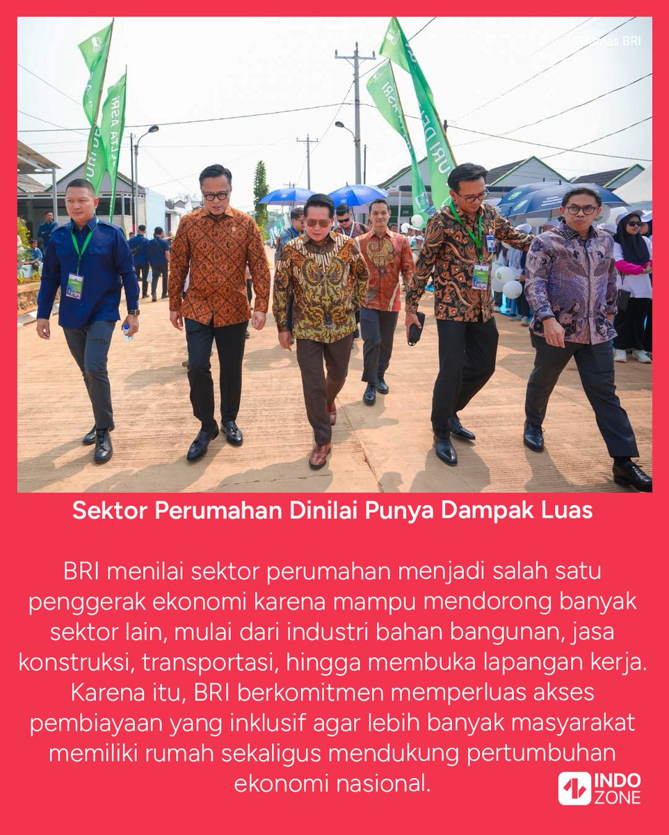 indozonemedia's tweet photo. Program 3 Juta Rumah menjadi salah satu upaya pemerintah untuk memperluas akses masyarakat terhadap hunian yang layak. Agar target tersebut dapat tercapai, diperlukan kolaborasi antara pemerintah, sektor perbankan, pengembang, hingga pelaku usaha di industri perumahan.

Sebagai salah satu bank penyalur, PT Bank Rakyat Indonesia (Persero) Tbk terus memperkuat dukungannya melalui berbagai skema pembiayaan. Tak hanya menyediakan KPR subsidi bagi masyarakat berpenghasilan rendah, BRI juga menyalurkan pembiayaan kepada pengembang melalui Kredit Program Perumahan (KPP) dan KUR Perumahan untuk mendukung pembangunan hunian.

Komitmen tersebut kembali ditunjukkan dalam kegiatan Akad Massal Debitur KPR Sejahtera FLPP yang dihadiri Presiden Prabowo Subianto di Kabupaten Batang, Jawa Tengah. Dalam kegiatan itu, ribuan debitur BRI menjadi bagian dari sekitar 62 ribu peserta akad massal secara nasional.

Menurut Direktur Utama BRI Hery Gunardi, pembiayaan sektor perumahan tidak hanya membantu masyarakat memiliki rumah, tetapi juga menggerakkan berbagai sektor ekonomi lain, mulai dari industri bahan bangunan, jasa konstruksi, transportasi, hingga membuka lapangan kerja.

[Baca berita dan informasi menarik lainnya hanya di https://t.co/UTW2YXxjHe]