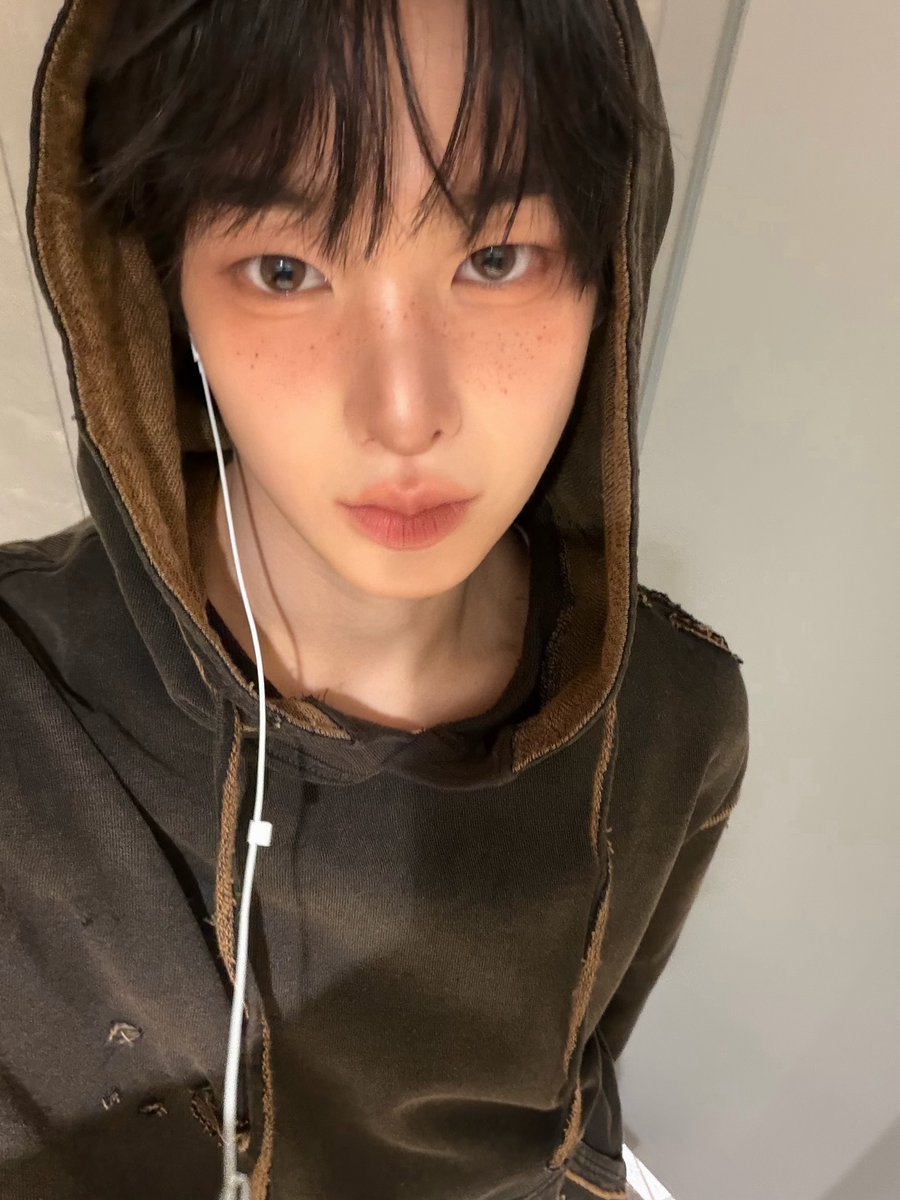 idntt_cosmo's tweet photo. 선크림 잘 바르기..

#idntt #아이덴티티
#itsnotover #곽기웅 #kwakgiwoong https://t.co/6JXjd9DygN
