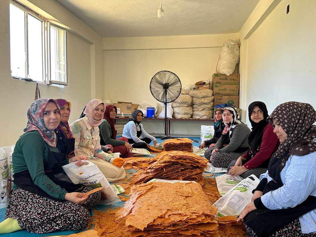 ZehraNurAydemr's tweet photo. Kahramanmaraş'ın meşhur tarhana cipslerini üreten fabrikayı ziyaret ettik.

Bu lezzeti dünya sofralarına taşıyan, emekleriyle üretime değer katan hanımlarla sohbet ettik. Ellerine, emeklerine sağlık 🌸 https://t.co/NX900DUMWG