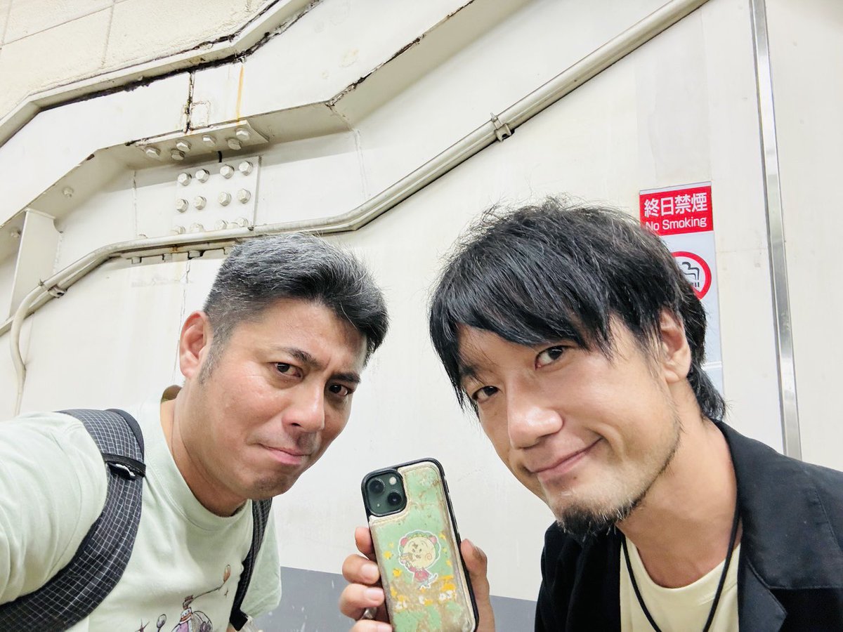 massmissile_uta's tweet photo. 【重要】

6年間、つばさっちこと藤澤翼を相方に据えて続けてきた月1ラジオ

「ザ・マスミサイルよっくんの終わっちゃねぇだろ。」

終わりません

当面、1人で続けることに、決めた

つばさっちへのメッセージでもよし、腹立つことでも、お悩みでも質問でもよし、ぜひこのXのDMまでお寄せ、お願い

記念すべき第1回、1人喋り

みんなで盛り上げよか

#FMラジオバリバリ
#終わっちゃねぇだろ
#藤澤翼