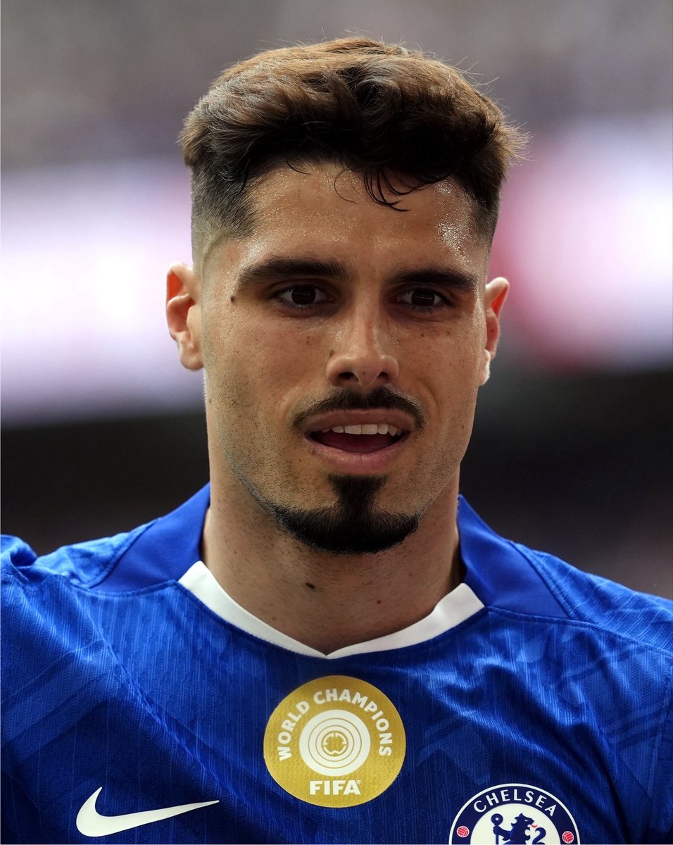 centregoals's tweet photo. 🚨🚨| JUST IN: Manchester City are exploring a move for Pedro Neto, with Chelsea valuing the winger at £𝟕𝟎𝐌.

Enzo Maresca is keen to reunite with Neto — Chelsea is under no pressure to sell but a significant offer could force them to rethink.

[@TheSun] https://t.co/MCPeMgHhA3