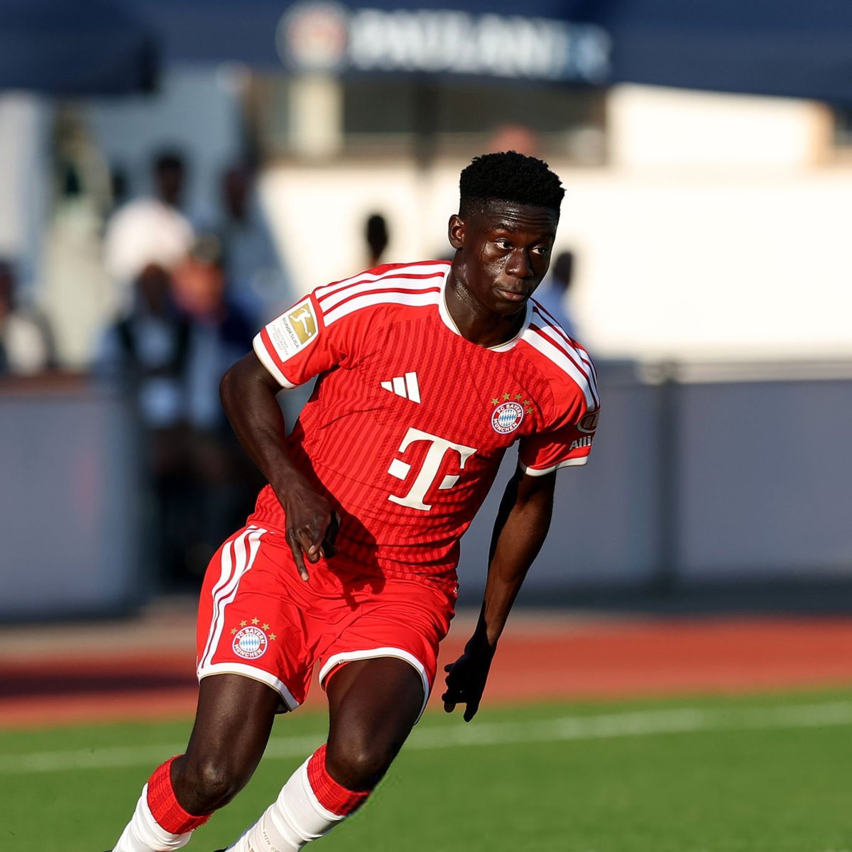 _BeFootball's tweet photo. 🚨 LE BAYERN MUNICH EFFACE 4 JOUEURS DE SON SITE !!! ❌😳

João Palhinha 🇵🇹, Sacha Boey 🇫🇷, Bryan Zaragoza 🇪🇸 et Armindo Sieb 🇩🇪 ont totalement disparu de l'effectif officiel. 

La direction bavaroise est claire : ils n'ont plus aucun avenir au club.

À l'inverse, Bara Sapoko Ndiaye 🇸🇳 (2007) va prochainement finaliser son arrivée définitive dans le groupe de Vincent Kompany 🇧🇪.

(@BILD)