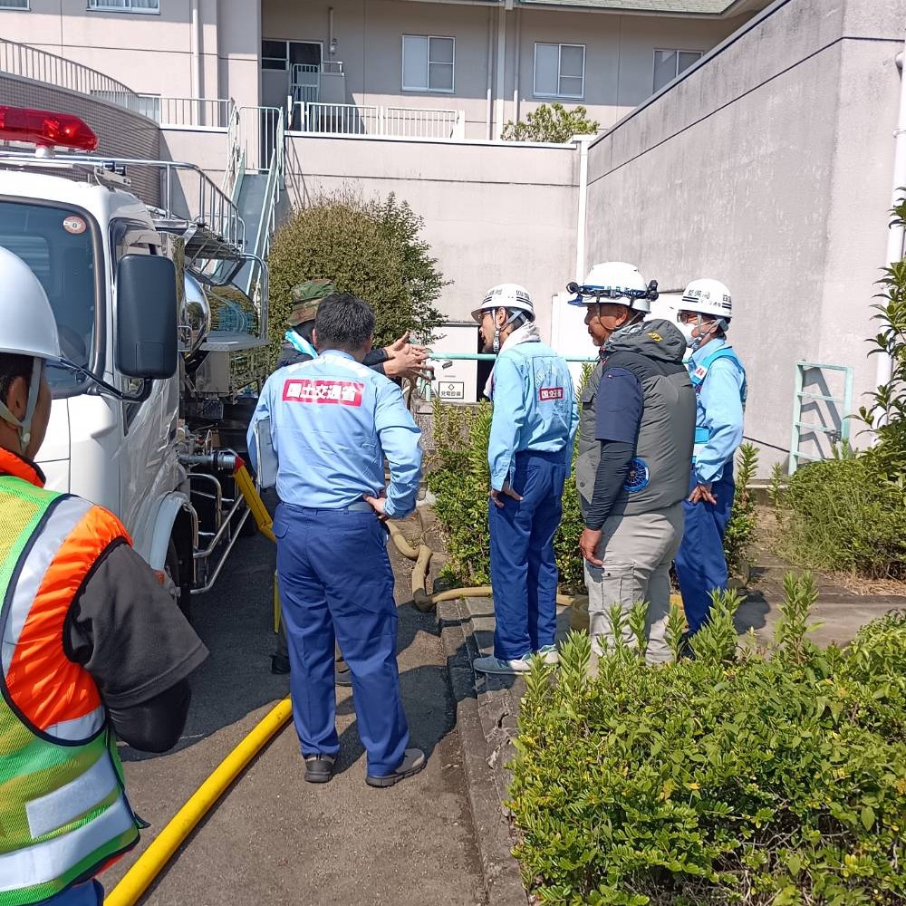 mlit_oozu's tweet photo. 【令和８年熊本地震対応】
８月３日「給水機能付き散水車」は、断水の続く熊本県内の貯水槽などへ他機関の給水車と連携し、応急対策班として給水活動中。【現地対応：（株）森本】
 #令和8年熊本地震 #TECFORCE https://t.co/P89ZIYOeYk