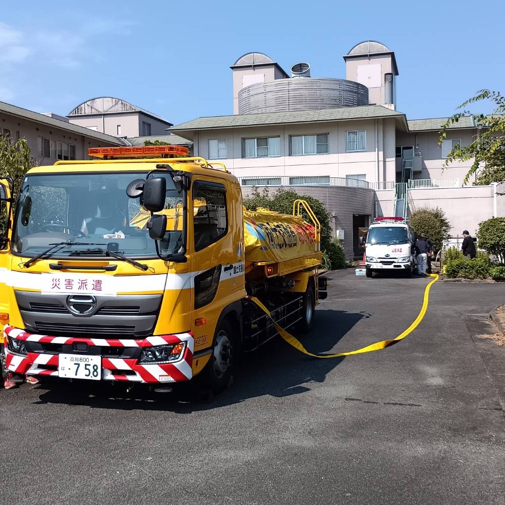 mlit_oozu's tweet photo. 【令和８年熊本地震対応】
８月３日「給水機能付き散水車」は、断水の続く熊本県内の貯水槽などへ他機関の給水車と連携し、応急対策班として給水活動中。【現地対応：（株）森本】
 #令和8年熊本地震 #TECFORCE https://t.co/P89ZIYOeYk