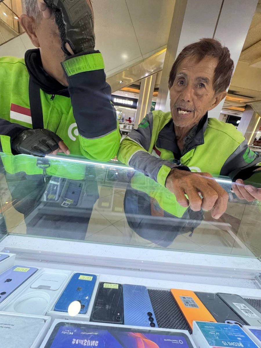 Charismaylnd's tweet photo. sehat” ya pak, udah berumur pun masih semangat kerja🥹🥹🥹 ini koruptor pada ga kasian apa ya sm rakyat nya , sedikitpun hati nurani nya gada kesentuh apa ya😭😭😭😭😭😭￼jujur gua pengen nangis terus liat bapak” yg udh tua yg harus nya udh nikmatin masa tua nya malah masih cape kerja🥺🥺🥺 btw beliau lagi cari hp guys doain semua nya semoga si bapak narik gojek nya lancar selalu🩷🩷🩷🩷🩷￼
cc: antherrmeh