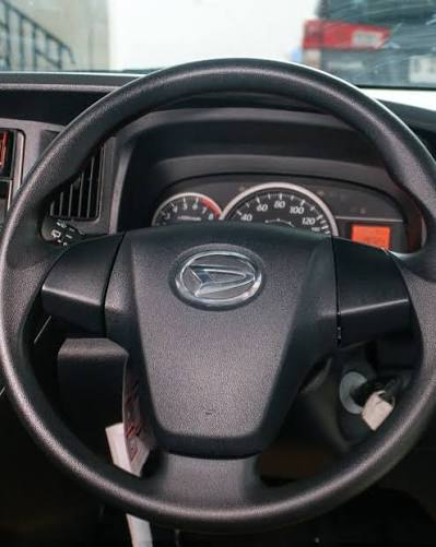 boytrek's tweet photo. Hari itu 'terpaksa' berangkat hemodialisa pakai taxi online: kebetulan berangkat dan pulang dapat mobil sejenis (Toyota Sigra), tapi beda tahun.
Mobil berangkat tahun lebih baru, mobil pulang tahun lebih lama.
Yang bikin heran, cara nyetir nya kedua drivernya sama: gas.. lepas... https://t.co/hL8AQ7H3C5
