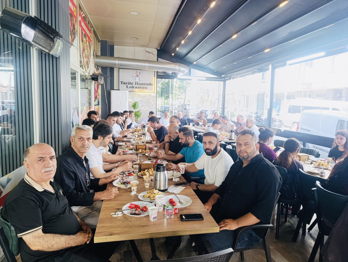 gencRefesenyurt's tweet photo. İlçe Başkanımız Sn. Selçuk Güneş’in teşrifleriyle, Vekil İlçe Gençlik Kolları Başkanımız Sn. Nuri Uluer ve Yönetimimizin katılımlarıyla; teşkilatımızın kuruluşundan bugüne davamıza emek veren kıymetli dava arkadaşlarımızla “Gönülden Gönüle” kahvaltı programında bir araya geldik. https://t.co/KOFNI6zDeh