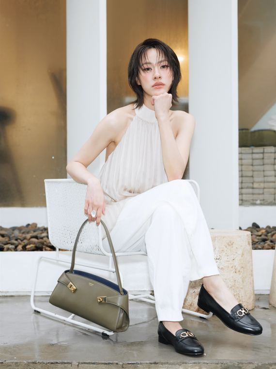 otpcnews's tweet photo. Ferragamo เผยโฉม Hug East-West กระเป๋ารุ่นใหม่ล่าสุด พร้อมเหล่าเซเลบริตี้ร่วมถ่ายทอดสไตล์อันเป็นเอกลักษณ์

#loverrukk #emiamily #beonnnie
#SonyaSaranphat #linnmashannoad
#FerragamoHugBag 
#Ferragamo
 
อ่านข่าวเพิ่มเติมได้ที่ https://t.co/ozhXCRnwhR https://t.co/I45krNXy1m