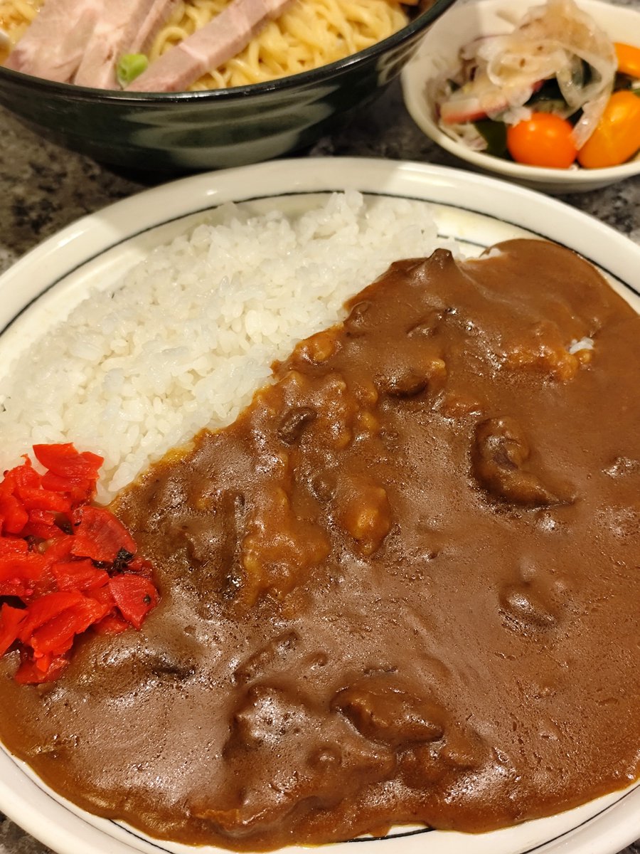 Rnyrg's tweet photo. 明日を生きるためだけのカレーライスと油そば。 https://t.co/sDxHsQf8QH