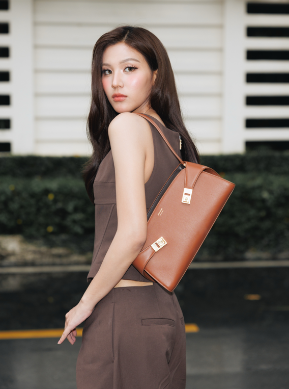 otpcnews's tweet photo. Ferragamo เผยโฉม Hug East-West กระเป๋ารุ่นใหม่ล่าสุด พร้อมเหล่าเซเลบริตี้ร่วมถ่ายทอดสไตล์อันเป็นเอกลักษณ์

#loverrukk #emiamily #beonnnie
#SonyaSaranphat #linnmashannoad
#FerragamoHugBag 
#Ferragamo
 
อ่านข่าวเพิ่มเติมได้ที่ https://t.co/ozhXCRnwhR https://t.co/I45krNXy1m