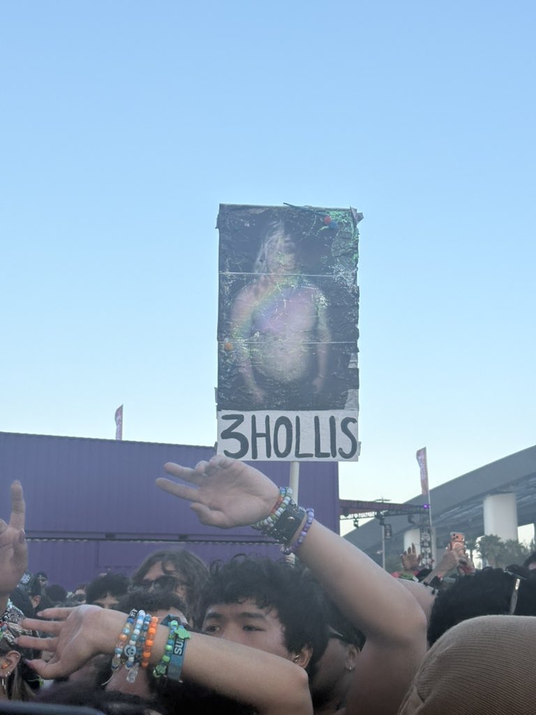 chuuhollis's tweet photo. his reaction to the 3hollis poster😭😭 https://t.co/p2mEGQDG90