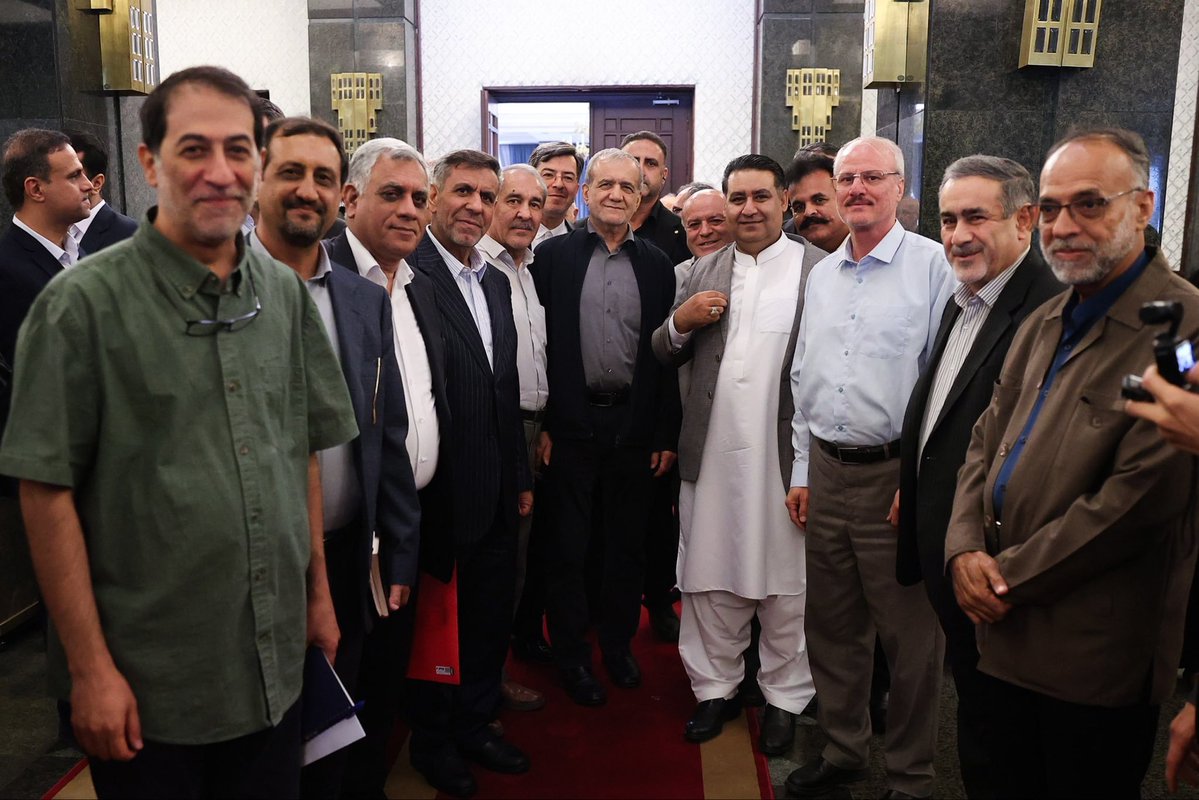 1374Hassan_A's tweet photo. کشور درگیر جنگ، مردم گرفتار مشکلات اقتصادی و گرانی‌ها
رئیس جمهور هم مشغول دورهمی با ستاد انتخاباتی‌اش و پیگیری سایت فردوسی‌پور و شومن بازی برای پرداخت حقوق اعضای هیئت علمی
بی‌کفایتی سیاسی یعنی همین چیزها https://t.co/rPp95XN05A