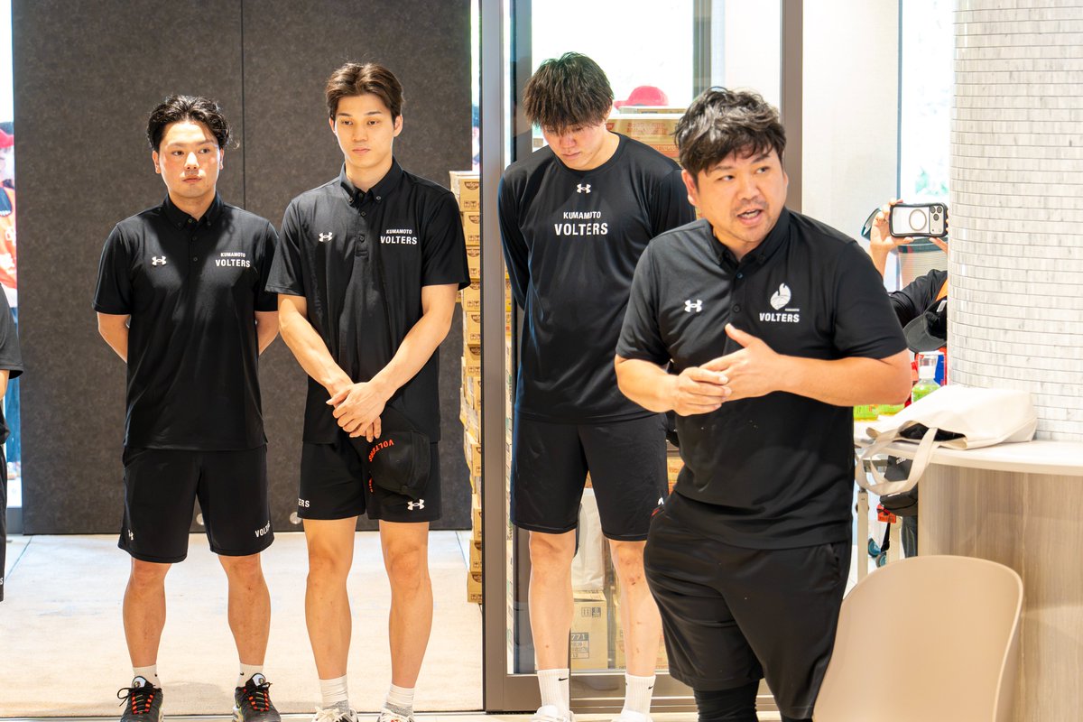 sj_uki_jinji's tweet photo. 土曜日、熊本ヴォルターズの選手・スタッフの皆さんが宇城病院を訪れ、備蓄していた飲用水を宇城市と氷川町へ届けてくださいました。
宇城病院では、地震発生から対応に奔走するスタッフにも温かい励ましの言葉をいただき、スタッフも大きな力をもらいました。
皆さん、ありがとうございました！ https://t.co/PGTYIqv8M9