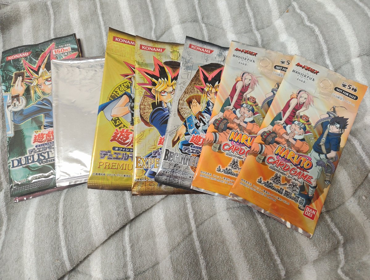 ShogoMEN2's tweet photo. 巷ではNARUTOの未開封パックが高騰してると聞いて引き出しから発掘した絶版未開封　パック達 https://t.co/a0zgsgQHuP