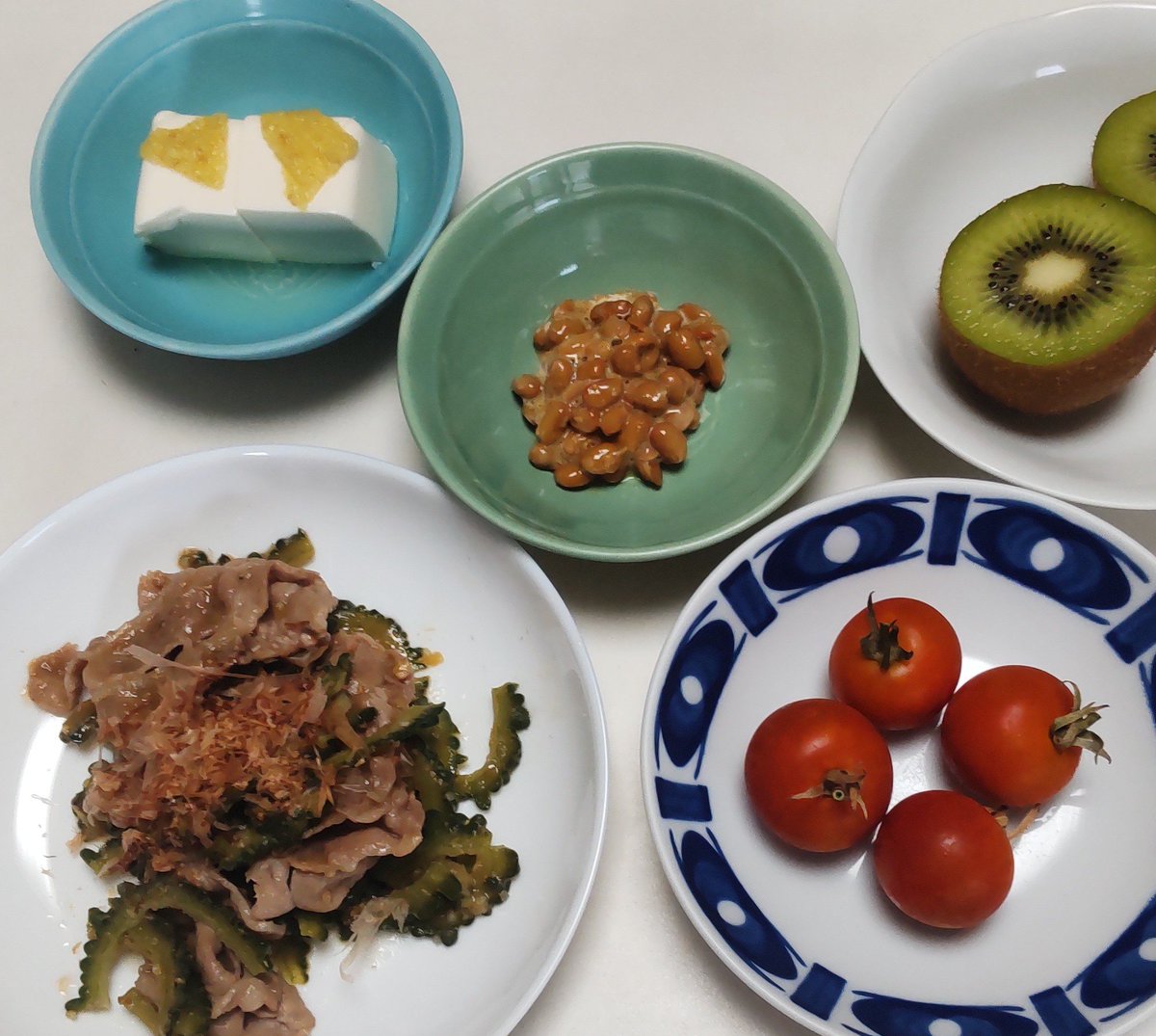 hiroundertree's tweet photo. 今日の晩ご飯😋🍴

ゴーヤと豚肉の甘味噌炒め
冷奴
納豆
トマト🍅
グリーンキウイ🥝

初めて作ったレシピやったけど
美味しかった🤤
ゴーヤの苦味は鰹節かけると
やわらぐって知ってた？
めっちゃ不思議ぃ😊 https://t.co/3BAMS5J785