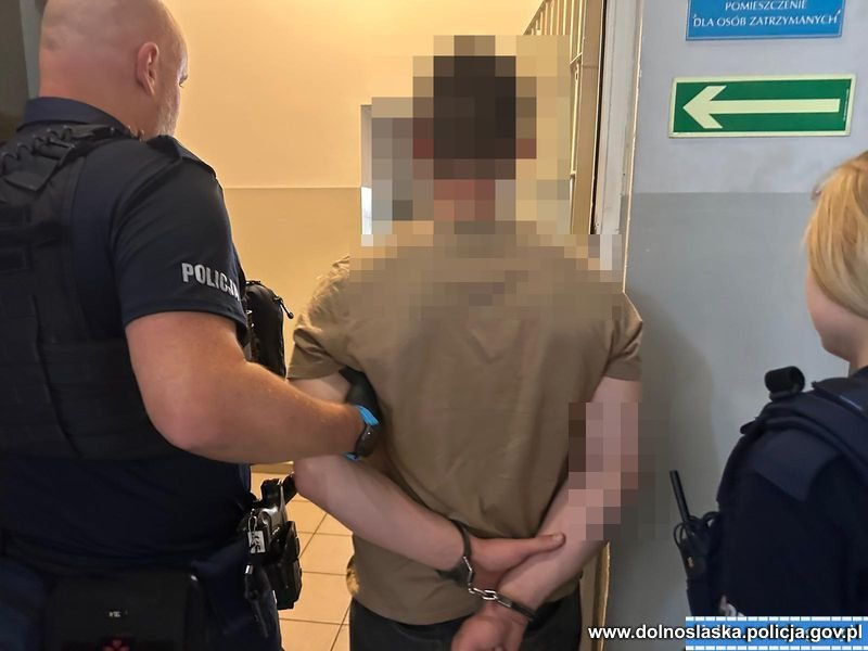 bandyci_drogowi's tweet photo. Kierowca zwrócił uwagę pasażerce, aby zdjęła nogi z siedzenia. Towarzyszący jej 24-latek w odwecie rzucił butelką w drzwi autobusu, wybijając szybę. https://t.co/Udha9i4qGq