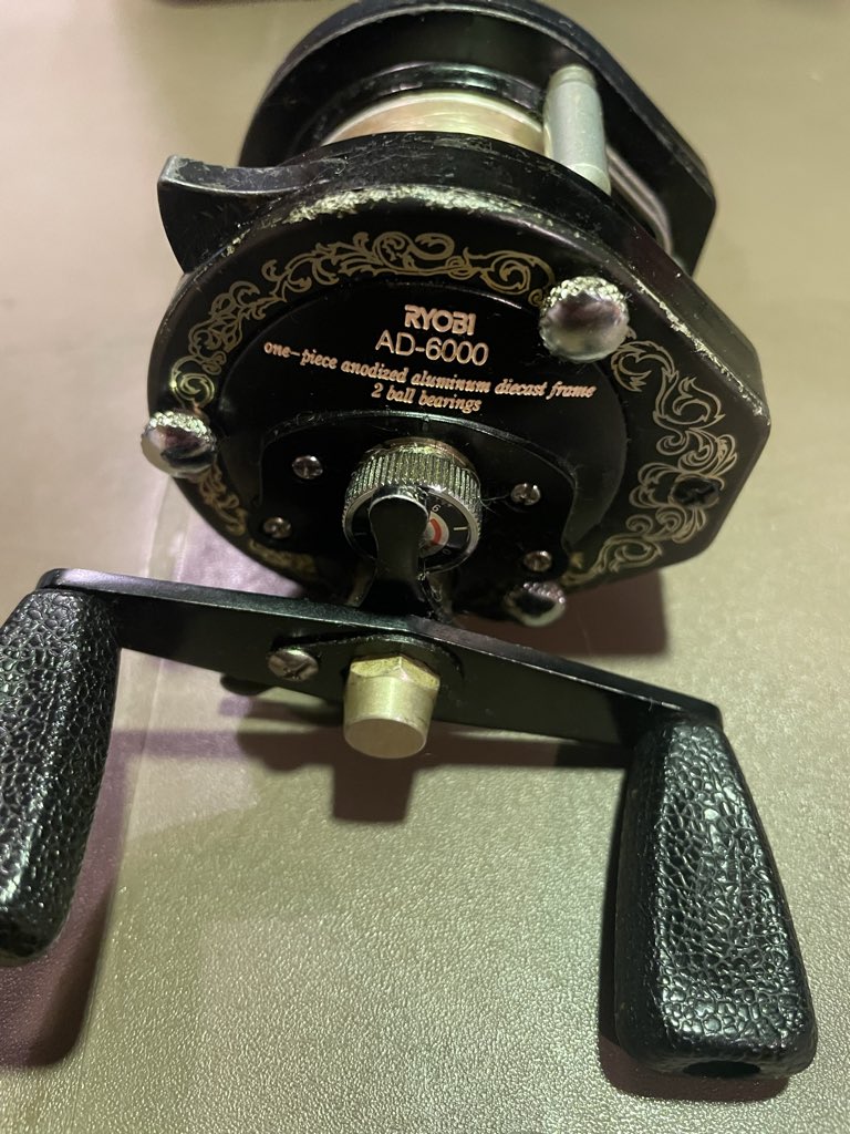 wn52w's tweet photo. AD-6000！25年程前に頂いたのだがリョービだしなーと放ったらかしていた。
先日メルカリを覗いてみるとそこそこの値段になっていたので軽いメンテナンス！
サイドシェルのロゴが欠損していたのでタイコリールを購入しロゴシールを移植！レジンでコードし完了！
#RYOBI
#リョービ
#リール https://t.co/f65Awvva6P