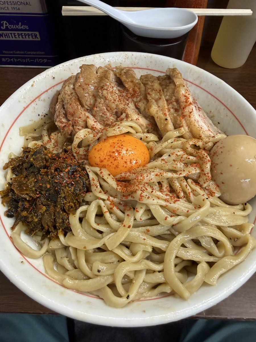 jirorians's tweet photo. ラーメン二郎横浜関内店
ィ夜の部
小ぶたダブル汁なし＋味玉
トピ全抜きアレマシマシ、麺柔らかめ🍜

最高に美味かった😋
本日もご安全にぃ〜🫡 https://t.co/aiTdaP5UiP