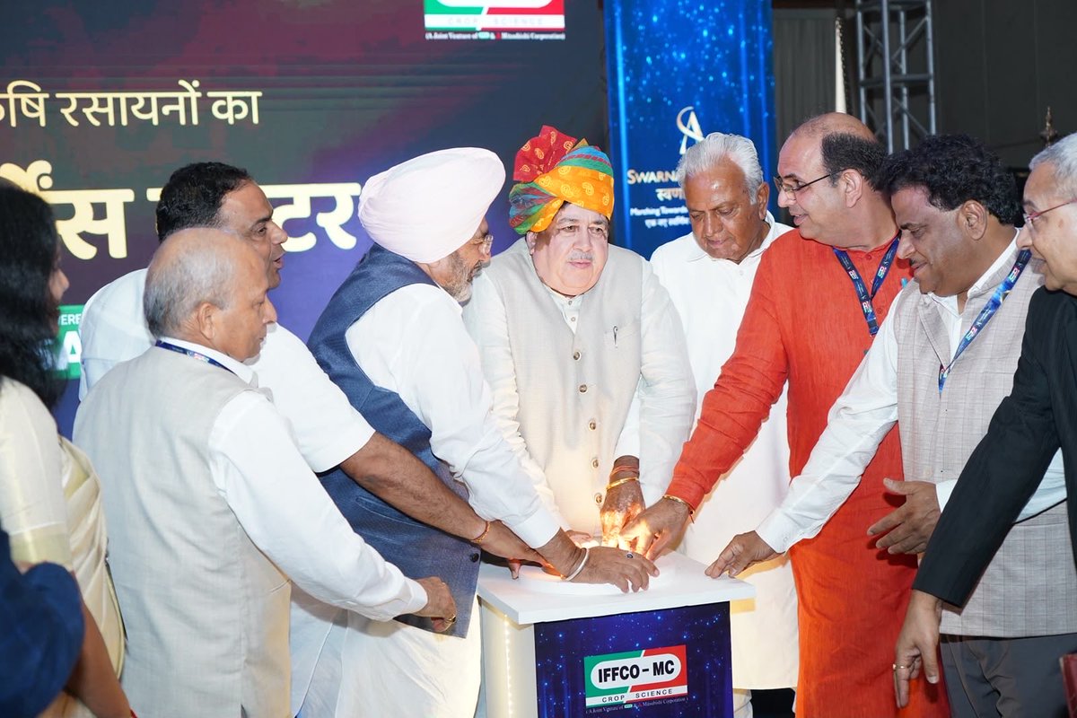 Dileep_Sanghani's tweet photo. किसानों के हित में IFFCO MC का एक और ऐतिहासिक कदम।

चंडीगढ़ में आयोजित "स्वर्णारंभ 2026" के अवसर पर इफको-एमसी के प्रथम पेटेंटेड उत्पाद मित्सुकी (MITSUKI) तथा नेक्सावेट (NexaVet) – कृषि रसायनों का परफॉर्मेंस बूस्टर का शुभारंभ किया।

मित्सुकी इफको-एमसी के नवाचार और अनुसंधान का प्रतीक है, जबकि नेक्सावेट कृषि रसायनों की प्रभावशीलता को बढ़ाकर बेहतर फसल सुरक्षा, उच्च गुणवत्ता वाली उपज, अधिक उत्पादन, कम लागत और किसानों की आय में वृद्धि का मार्ग प्रशस्त करेगा।

नवाचार के साथ समृद्ध किसान, समृद्ध कृषि और विकसित भारत की ओर एक स्वर्णिम शुरुआत।
@iffcomc 
#SwarnArambh2026 #MITSUKI #SahkarSeSamriddhi #ViksitBharat