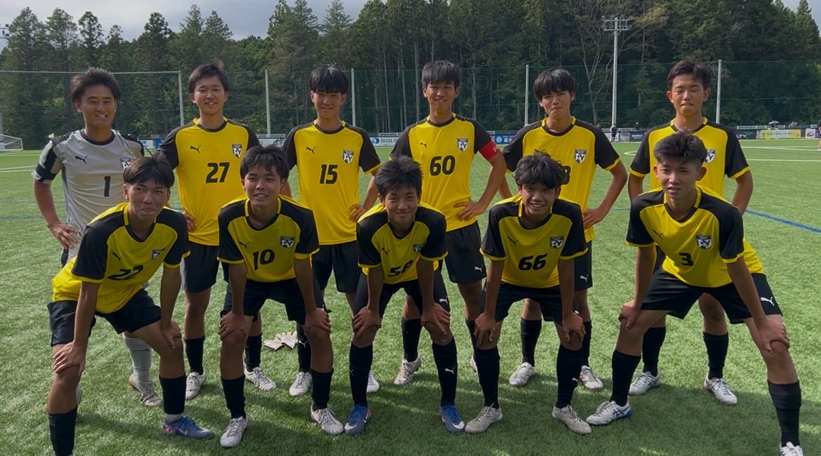 Pride_of_Hayato's tweet photo. 試合結果🏟️
SenryuKANTOルーキーリーグ第4節⚽️
横浜隼人 vs 水戸葵陵
1-0(前半:1-0/後半:0-0)

得点者🥅
岩間レオ(瀬谷インターナショナルFC)

たくさんの応援ありがとうございました！！
水戸葵陵高校の皆様ありがとうございました！

#横浜隼人サッカー
#ルーキーリーグ
#SenryuKANTO
#Mission
#ずば抜けた探究心と行動力の育成
#value
#サッカーにすべてを捧げる
#徹底的に結果を求める
