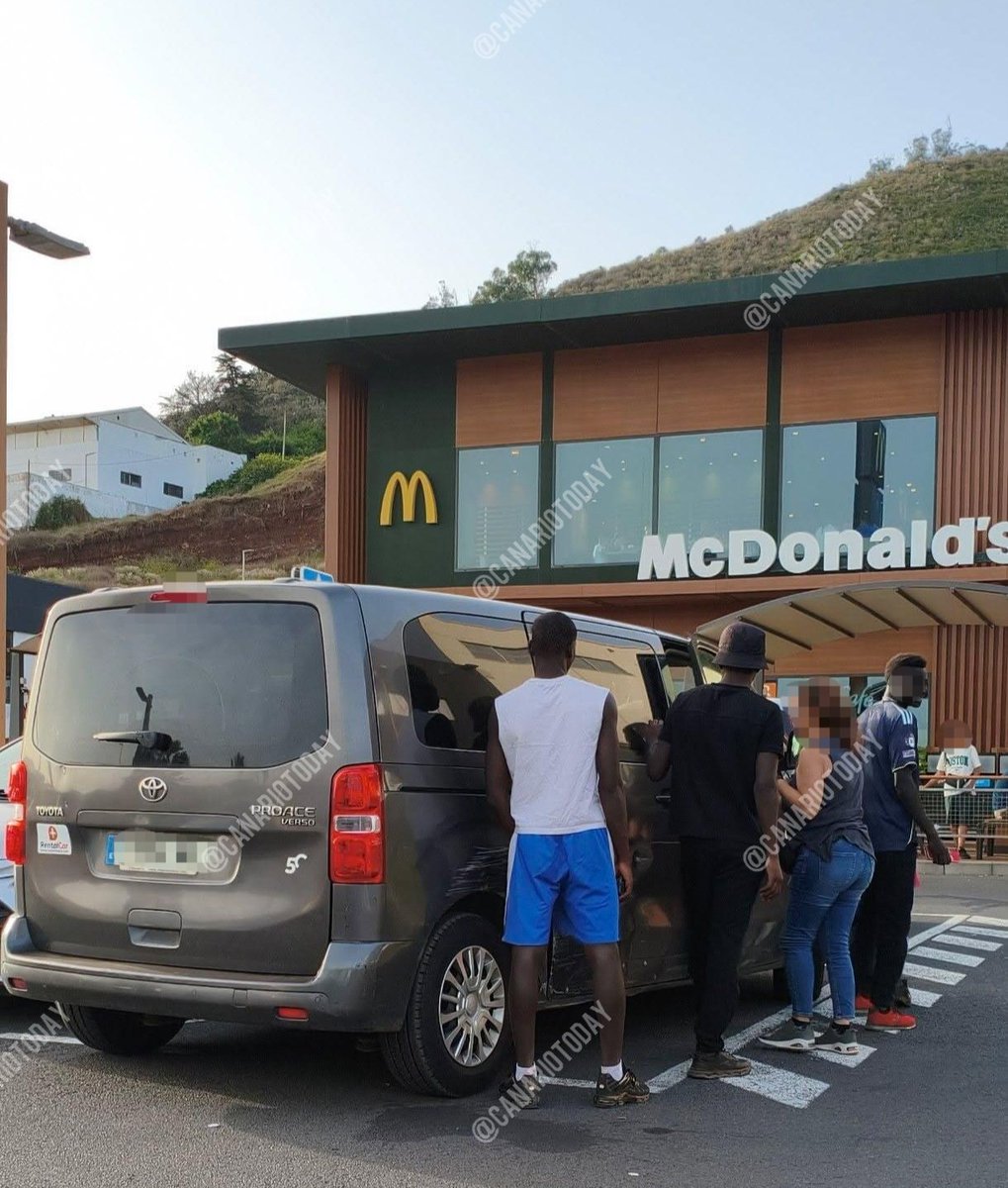CanarioToday's tweet photo. #Tenerife | El Gobierno de Canarias destina dinero público a ONGs para alquilar furgonetas y llevar a los MENAs al McDonald's, pese a que los centros ya disponen de cocina o servicio de catering.
Así es como, según justifican, cubren sus "necesidades básicas". https://t.co/1e8OD1s9YM